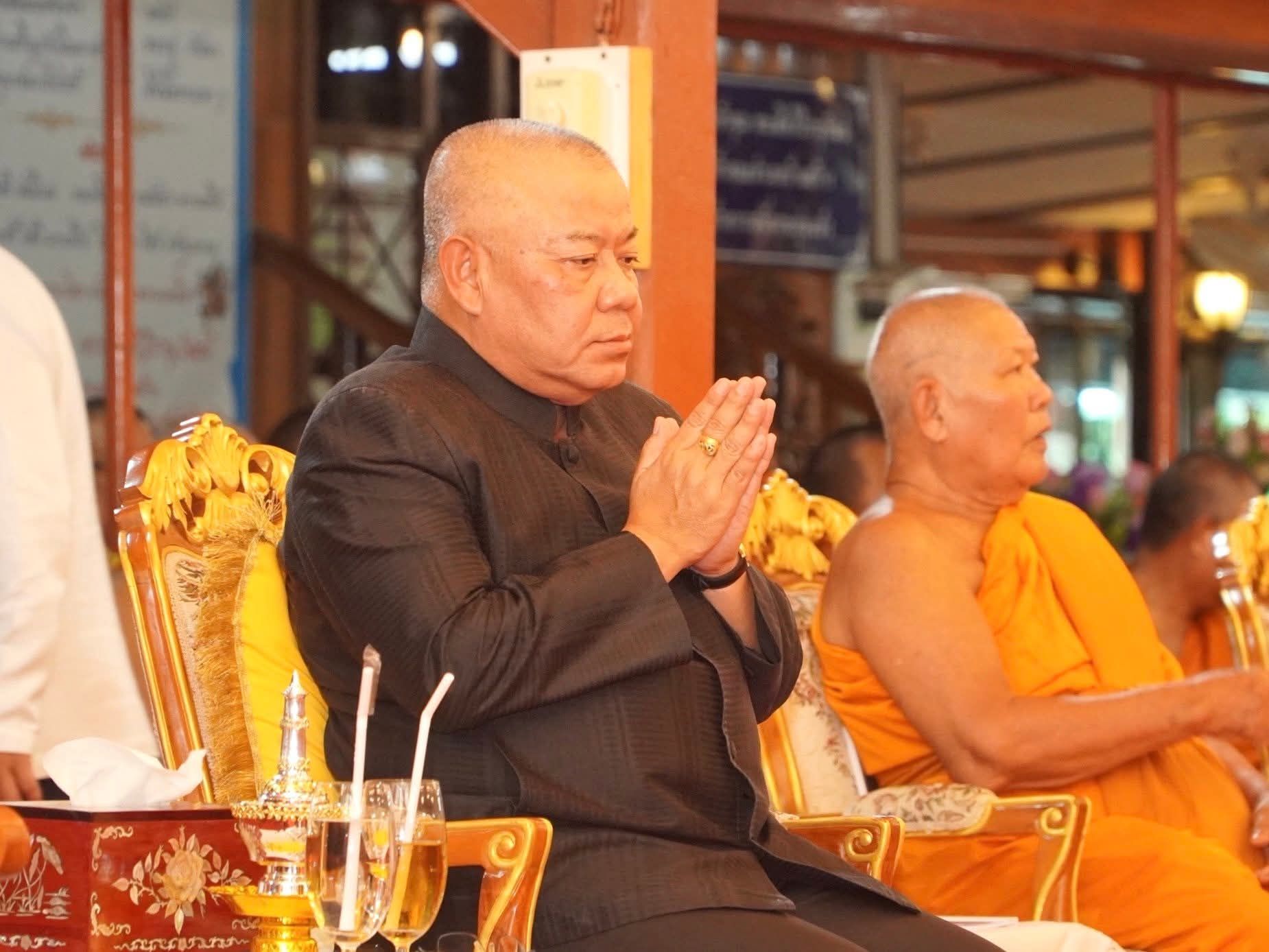 title - วันที่ 24 เมษายน 2569 เวลา 15.30 น. นายวิทูล ประดิษฐบุญ ปฏิรูปที่ดินจังหวัดปราจีนบุรี มอบหมายให้ เจ้าหน้าที่ ส.ป.ก.ปราจีนบุรี เข้าร่วม พิธีสวดพระพุทธมนต์และเจริญจิตตภาวนา เพื่อน้อมอุทิศถวายเป็นพระราชกุศลแด่ สมเด็จพระนางเจ้าสิริกิติ์ พระบรมราชินีนาถ พระบรมราชชนนีพันปีหลวง